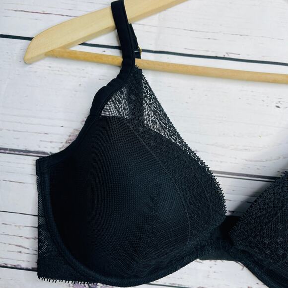 Victoria's Secret Black Incredible Plunge Lace Bra - Picture 2 of 16